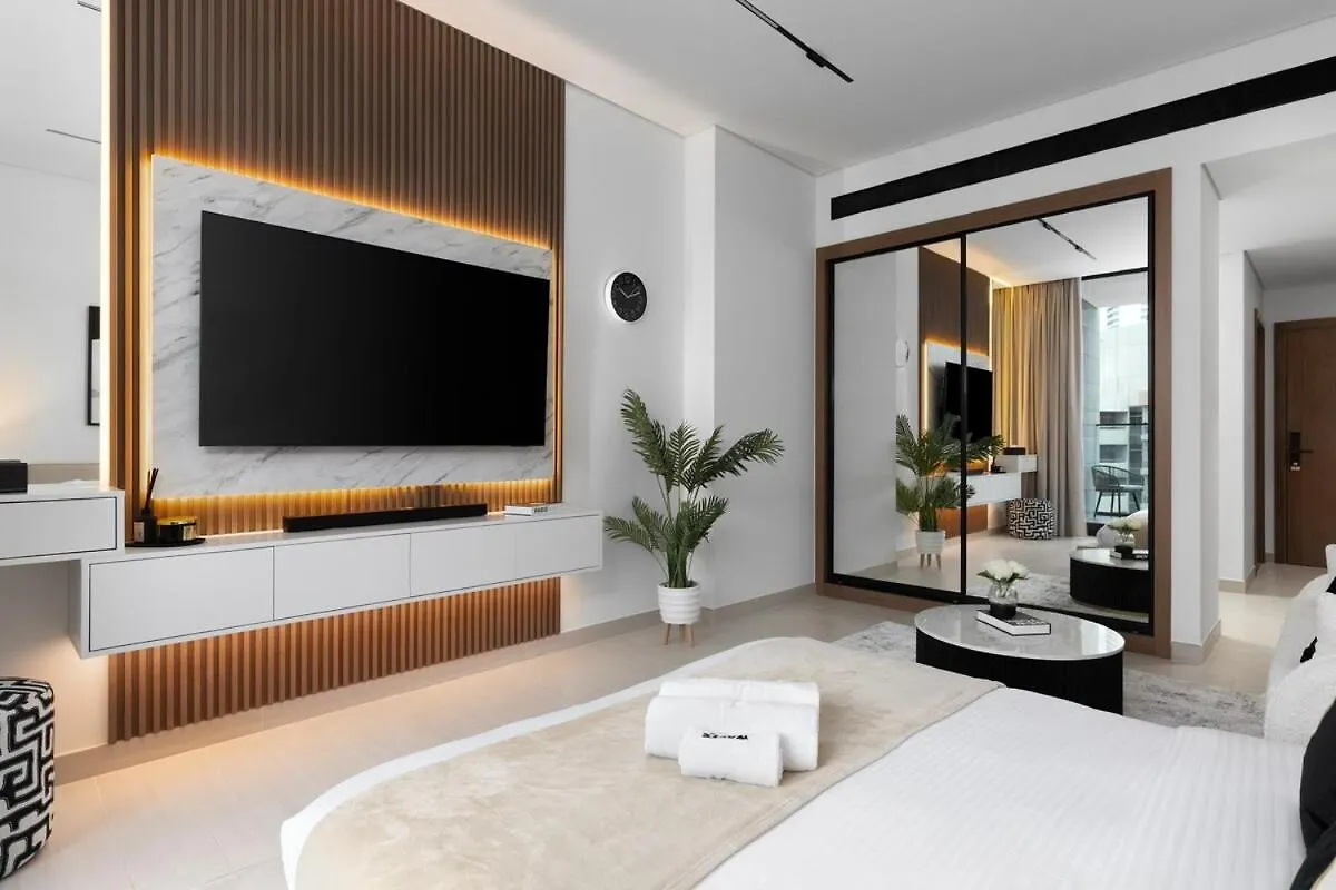 Waves - Luxe Studio With Jacuzzi & City Views 두바이 아파트