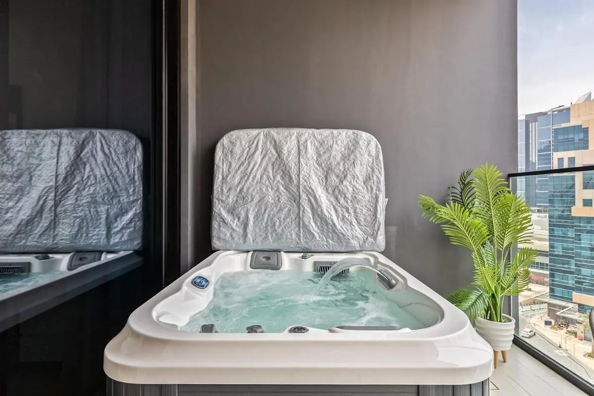 Waves - Luxe Studio With Jacuzzi & City Views 두바이 0*,  아랍에미리트